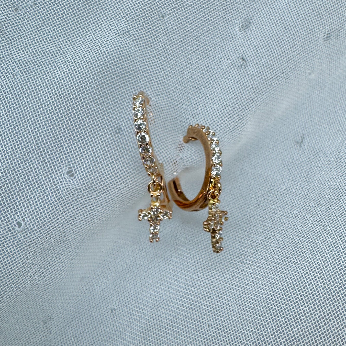 Coppia orecchini cerchietto zirconi e microcroce pendente - Lumiere Bijoux