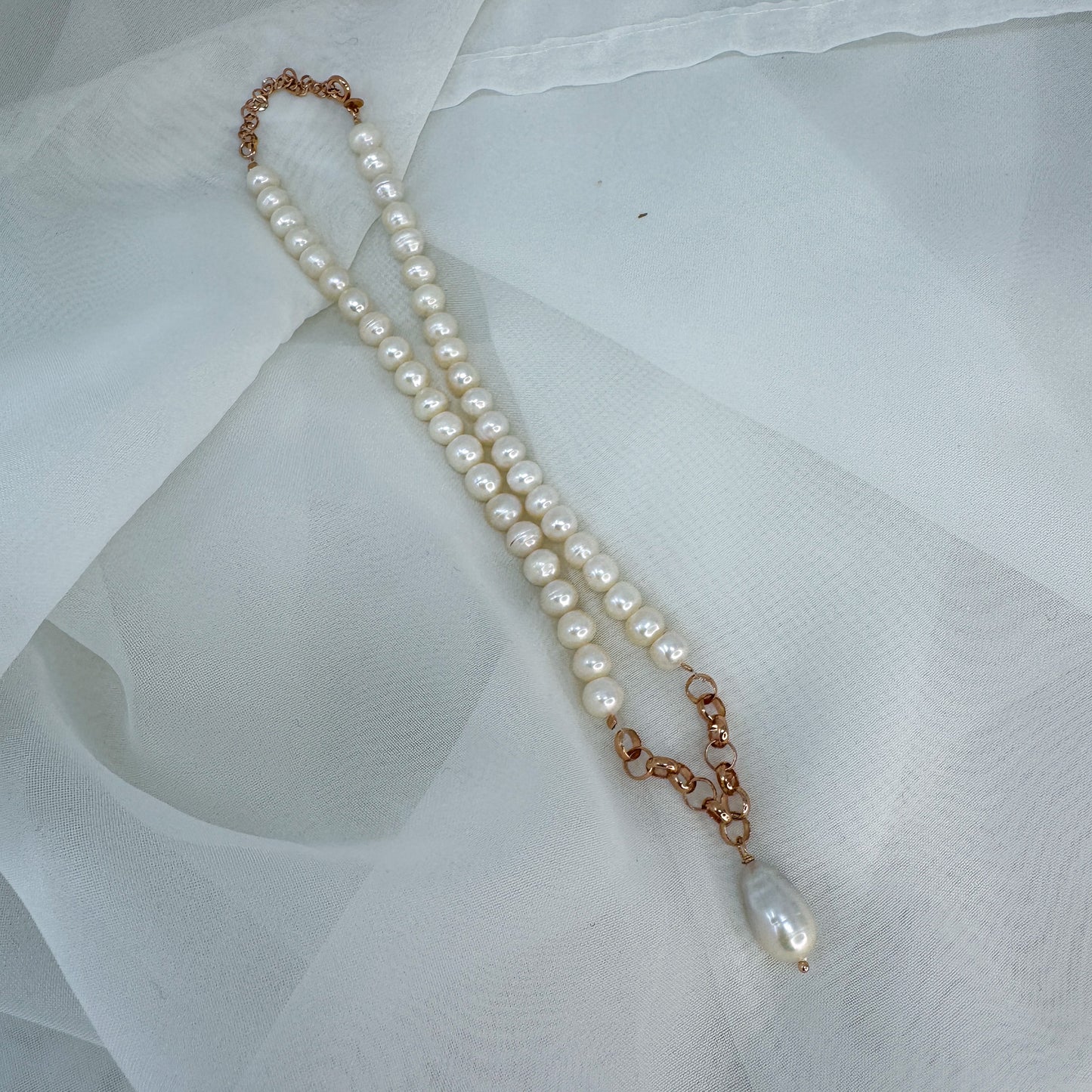 Collana choker perle tonde e perla barocca pendente in argento rosé - Lumiere Bijoux