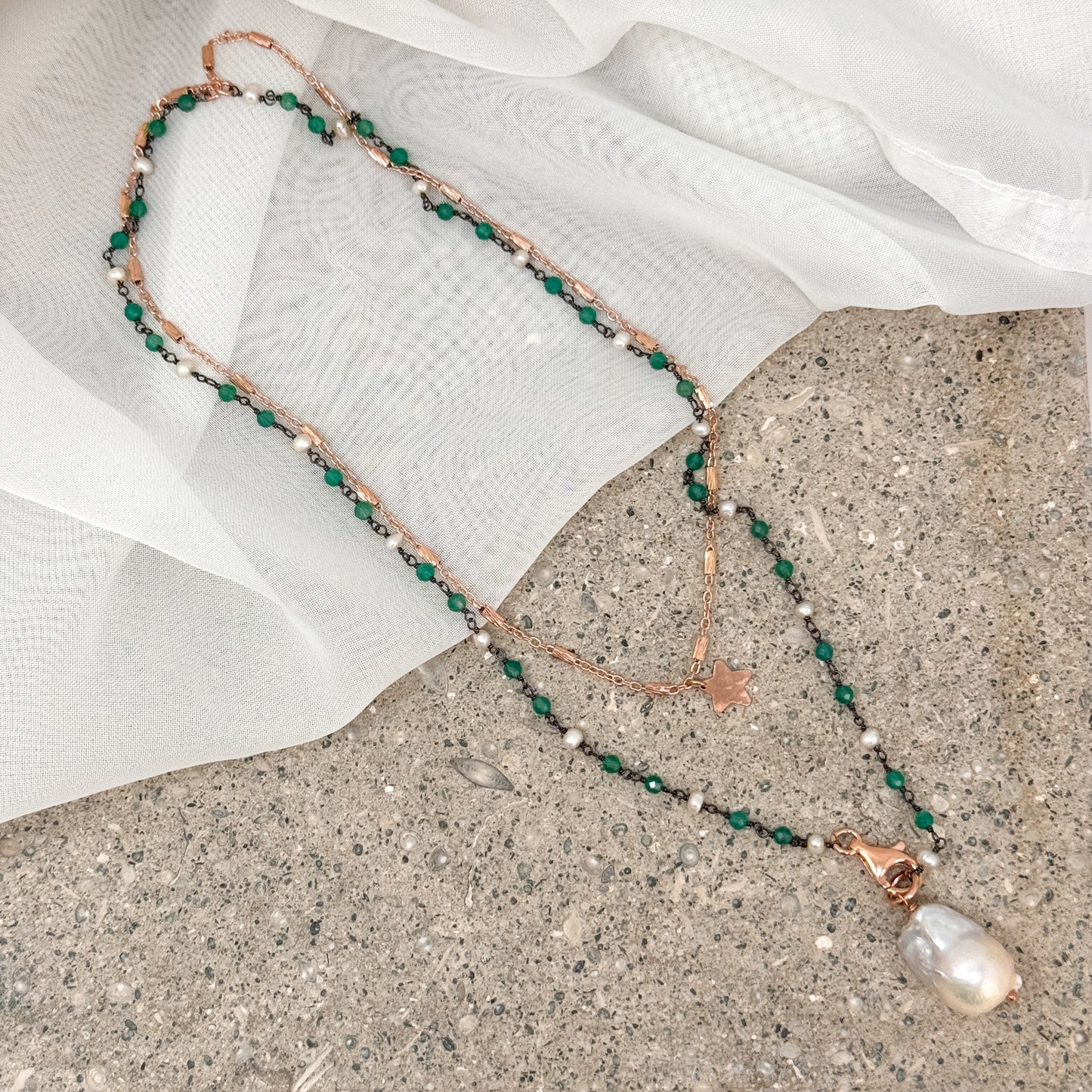 Collana lunga trasformabile cristalli verde smeraldo base rutentio con perla barocca bianca pendente e catena tubetti e stella battuta — Argento 925 rosé Pezzo unico - Lumiere Bijoux