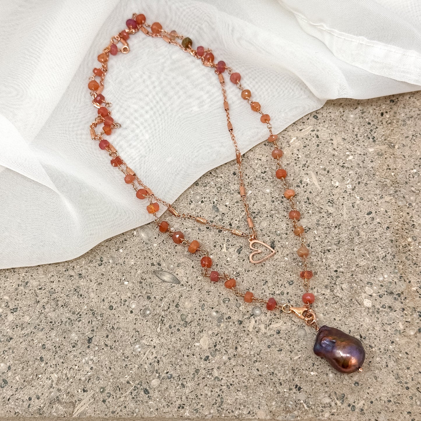 Collana lunga trasformabile tormalina pesca con perla barocca nera e catena tubetti cuore vuoto pendente - Argento 925 rosé Pezzo unico - Lumiere Bijoux