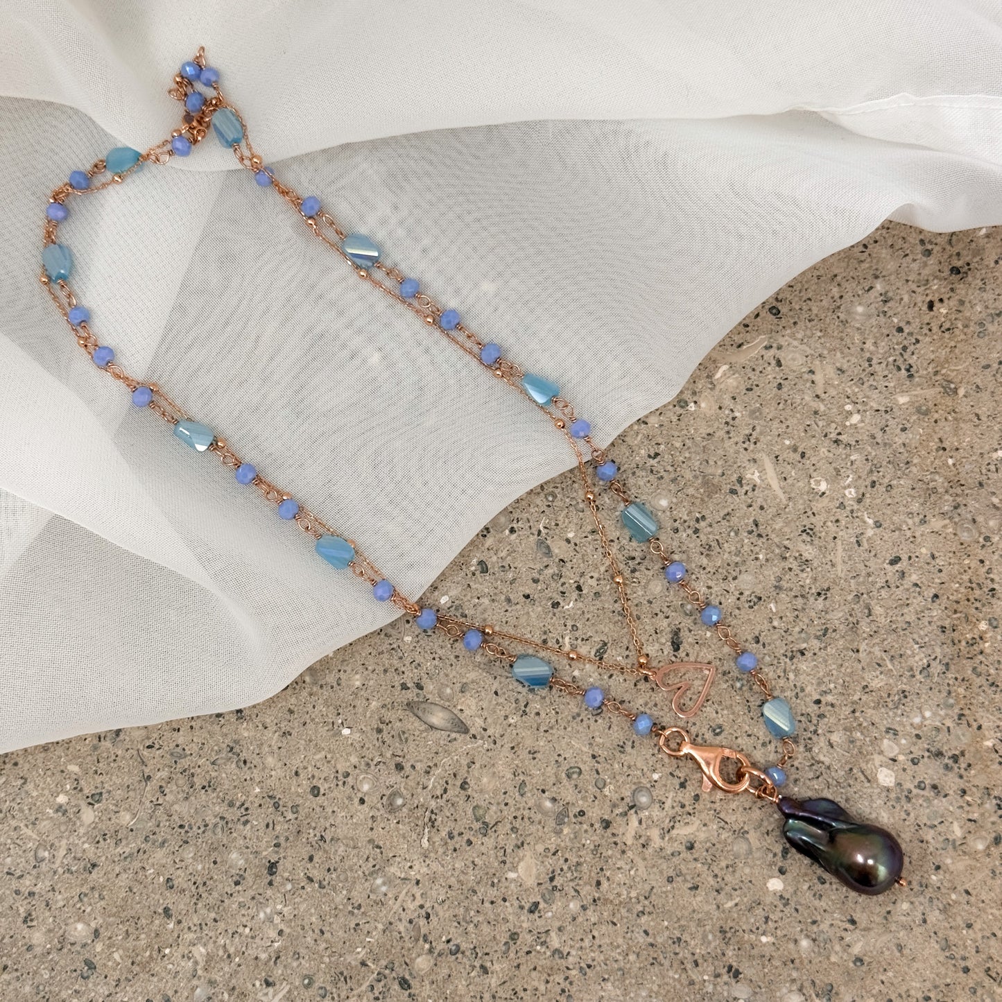 Collana lunga trasformabile cristalli azzurro polvere con perla barocca nera pendente e catena micro rosario e cuore vuoto — Argento 925 rosé Pezzo unico (Copia) - Lumiere Bijoux