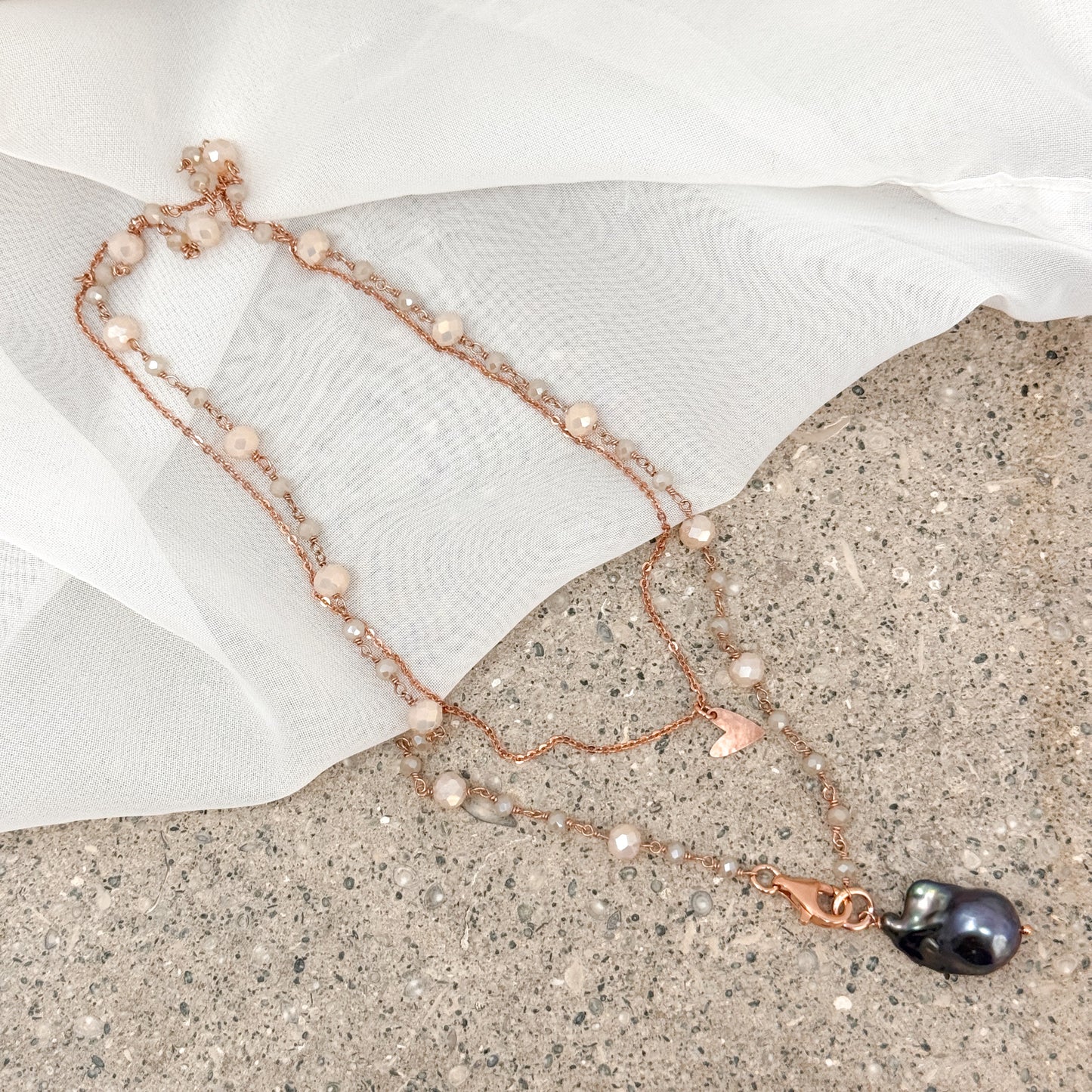 Collana lunga trasformabile cm 75 argento 925 rosè cristalli cipria cangiante con perla barocca nera naturale - Pezzo unico - Lumiere Bijoux