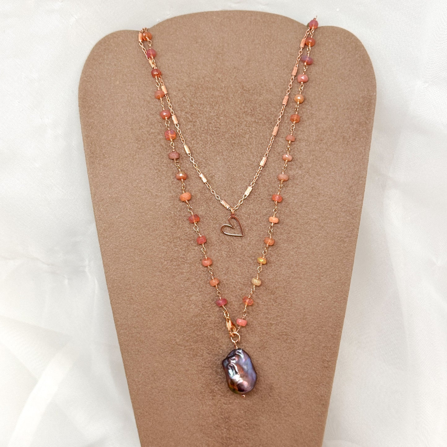 Collana lunga trasformabile tormalina pesca con perla barocca nera e catena tubetti cuore vuoto pendente - Argento 925 rosé Pezzo unico - Lumiere Bijoux
