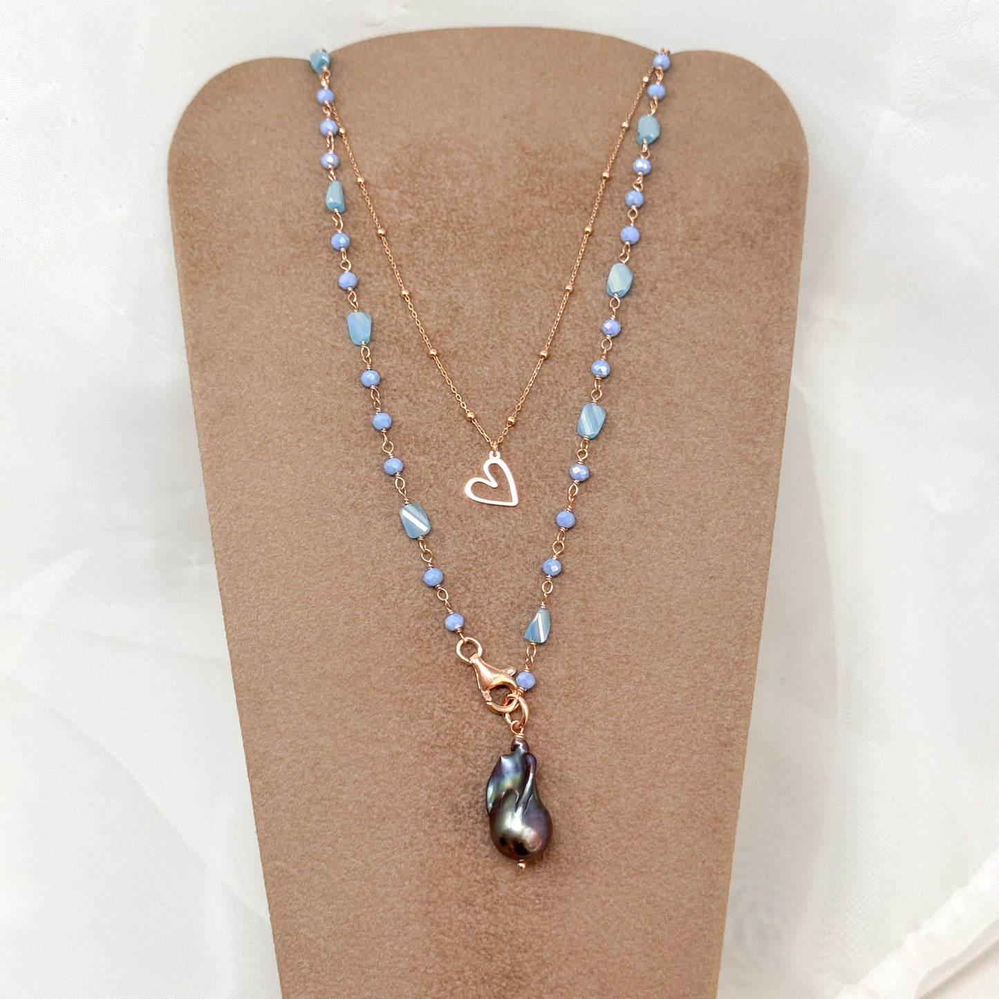 Collana lunga trasformabile cristalli azzurro polvere con perla barocca nera pendente e catena micro rosario e cuore vuoto — Argento 925 rosé Pezzo unico (Copia) - Lumiere Bijoux