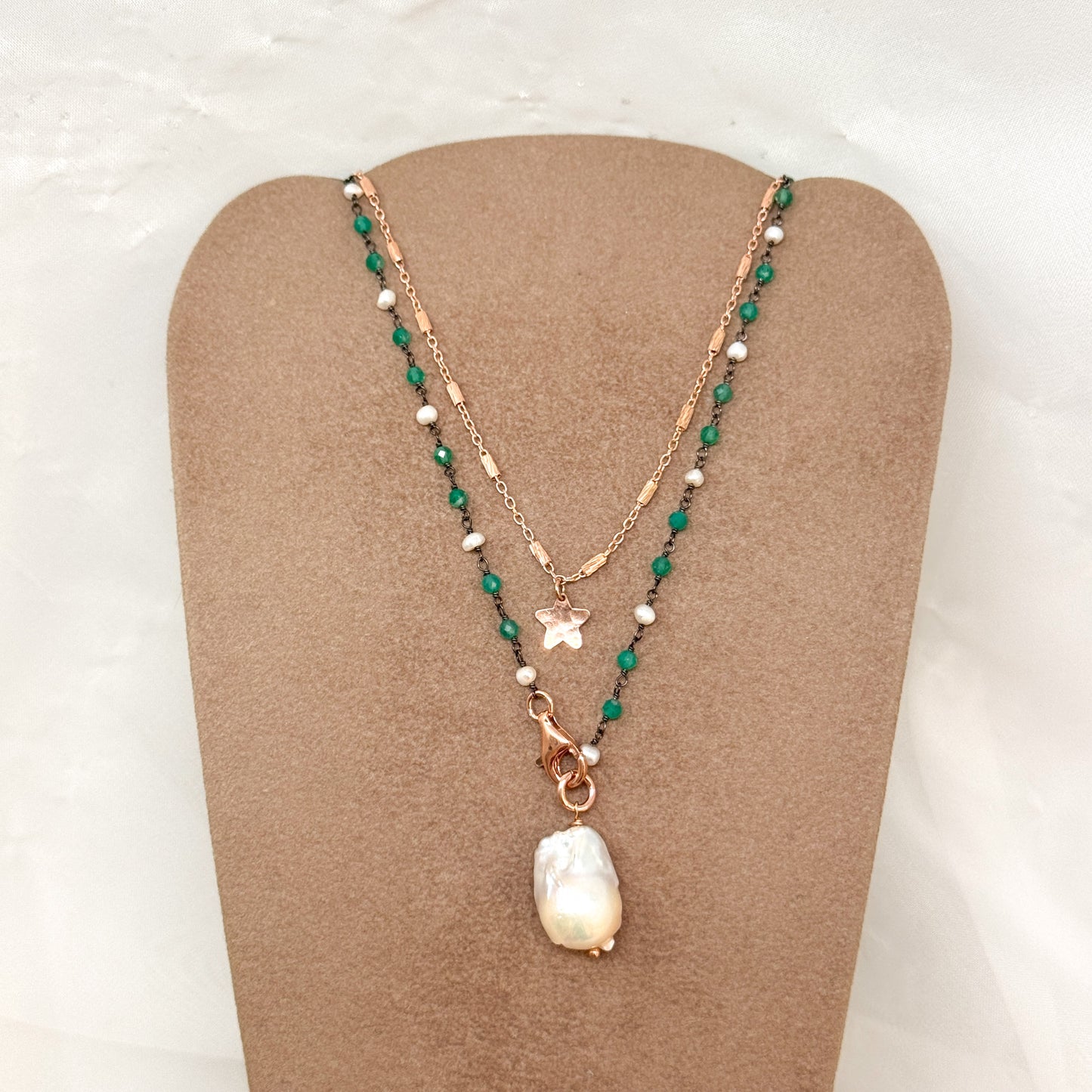 Collana lunga trasformabile cristalli verde smeraldo base rutentio con perla barocca bianca pendente e catena tubetti e stella battuta — Argento 925 rosé Pezzo unico - Lumiere Bijoux