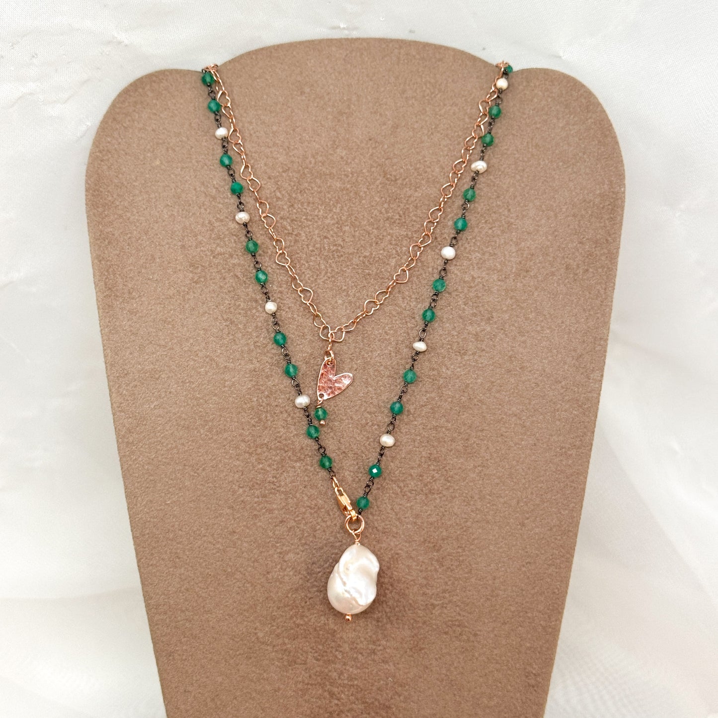 Collana lunga trasformabile cristalli verde smeraldo base rutentio con perla barocca bianca pendente e catena cuori intrecciati e cuore battuto — Argento 925 rosé Pezzo unico - Lumiere Bijoux