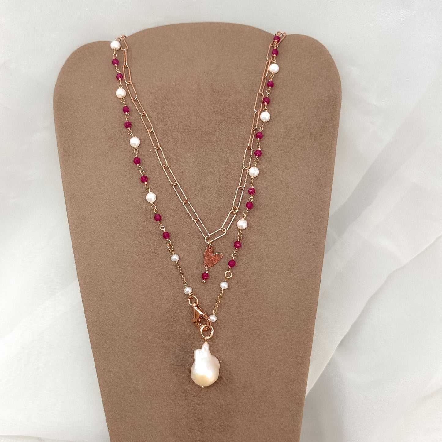 Collana lunga trasformabile cristalli fragola e perle con perla barocca bianca pendente e catena sushi e cuore battuto - Argento 925 rosé Pezzo unico - Lumiere Bijoux