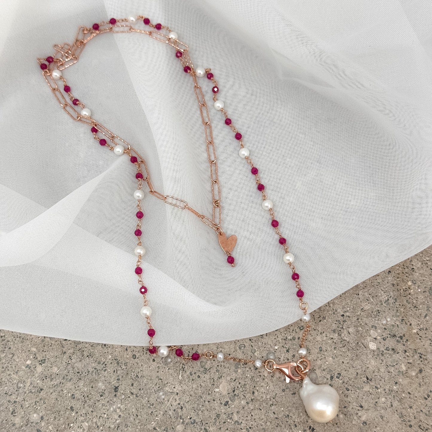 Collana lunga trasformabile cristalli fragola e perle con perla barocca bianca pendente e catena sushi e cuore battuto - Argento 925 rosé Pezzo unico - Lumiere Bijoux