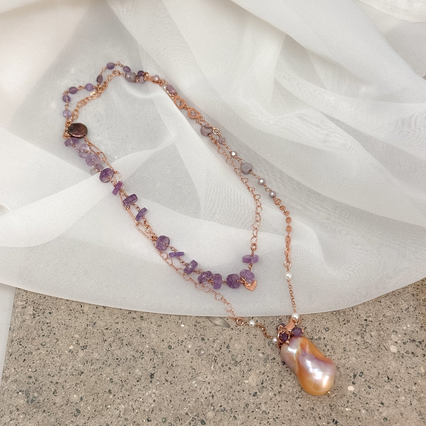 Collana lunga trasformabile con cristalli rondella lilla e catene multiforme con perla barocca pendente — Argento 925 rosé Pezzo unico - Lumiere Bijoux
