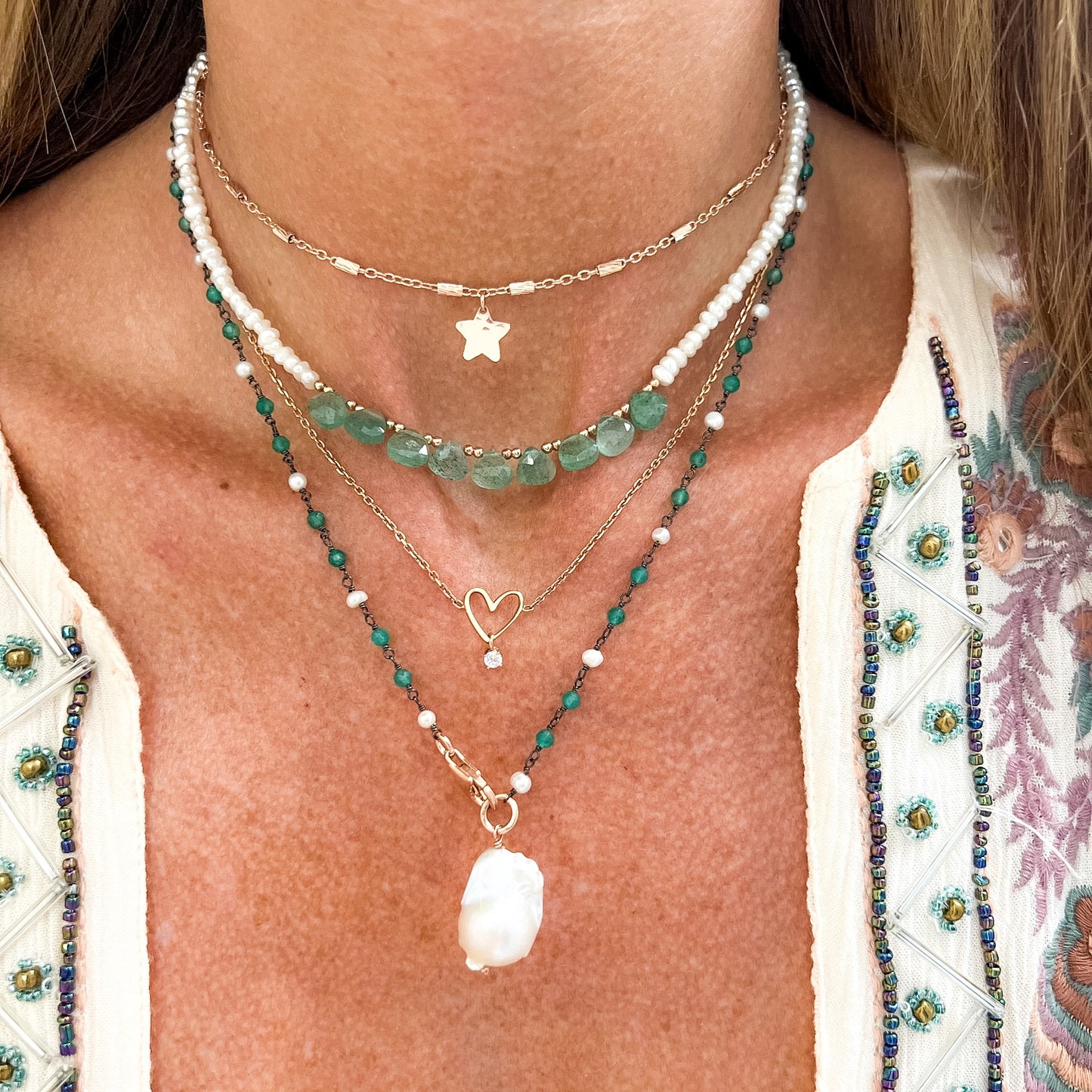 Collana lunga trasformabile cristalli verde smeraldo base rutentio con perla barocca bianca pendente e catena tubetti e stella battuta — Argento 925 rosé Pezzo unico - Lumiere Bijoux