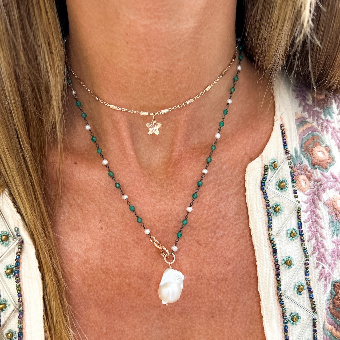 Collana lunga trasformabile cristalli verde smeraldo base rutentio con perla barocca bianca pendente e catena tubetti e stella battuta — Argento 925 rosé Pezzo unico - Lumiere Bijoux