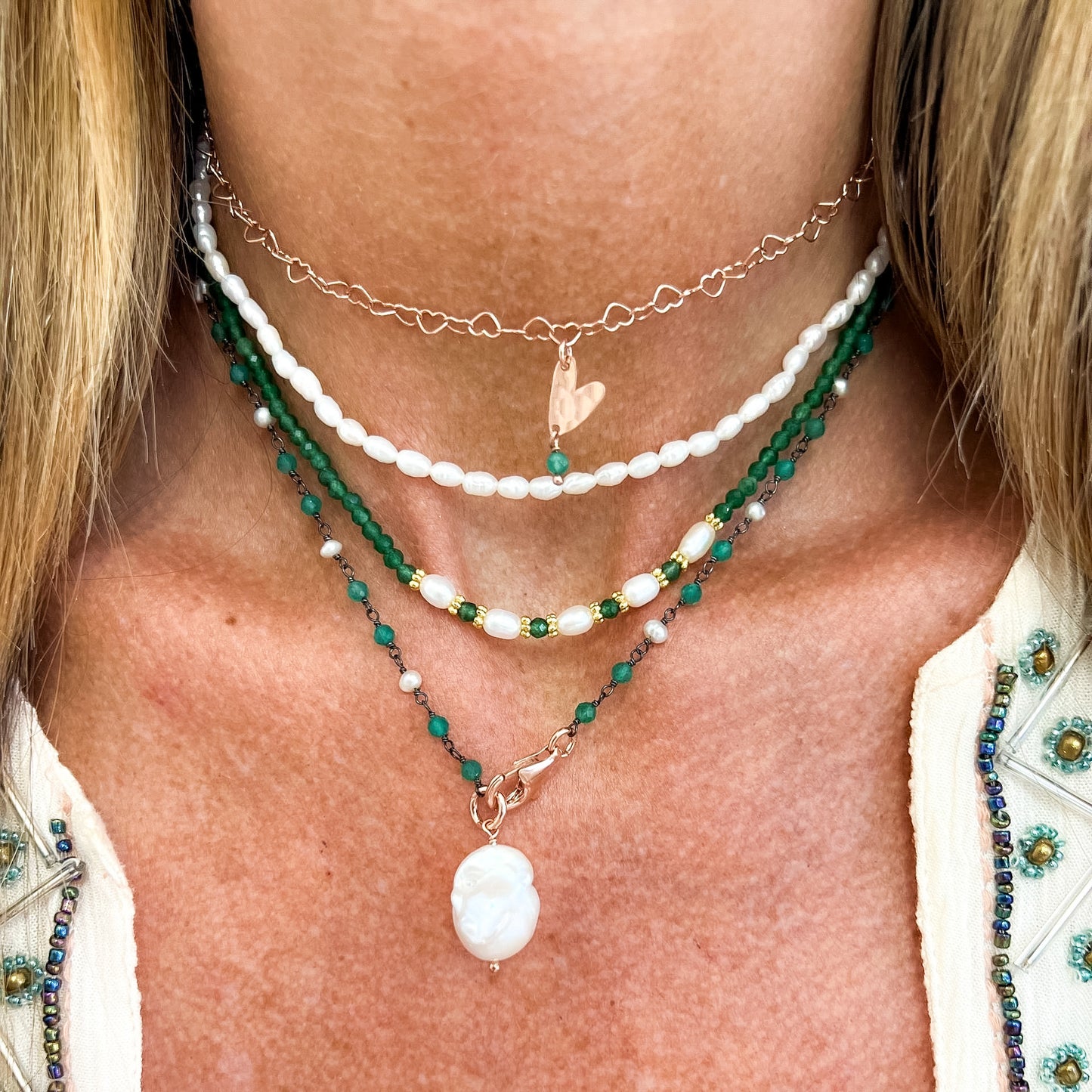 Collana lunga trasformabile cristalli verde smeraldo base rutentio con perla barocca bianca pendente e catena cuori intrecciati e cuore battuto — Argento 925 rosé Pezzo unico - Lumiere Bijoux