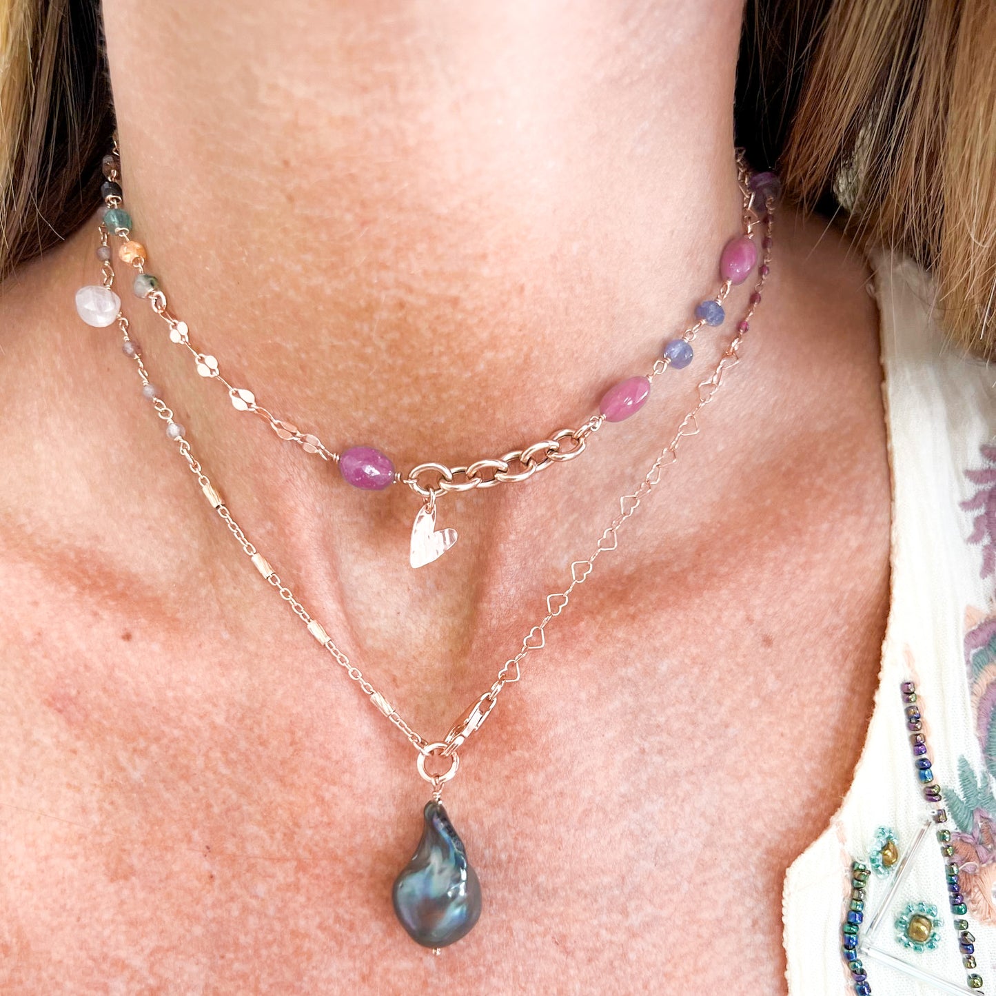 Collana lunga trasformabile con cristalli multicolore e catene multiforme con perla barocca nera pendente — Argento 925 rosé Pezzo unico - Lumiere Bijoux