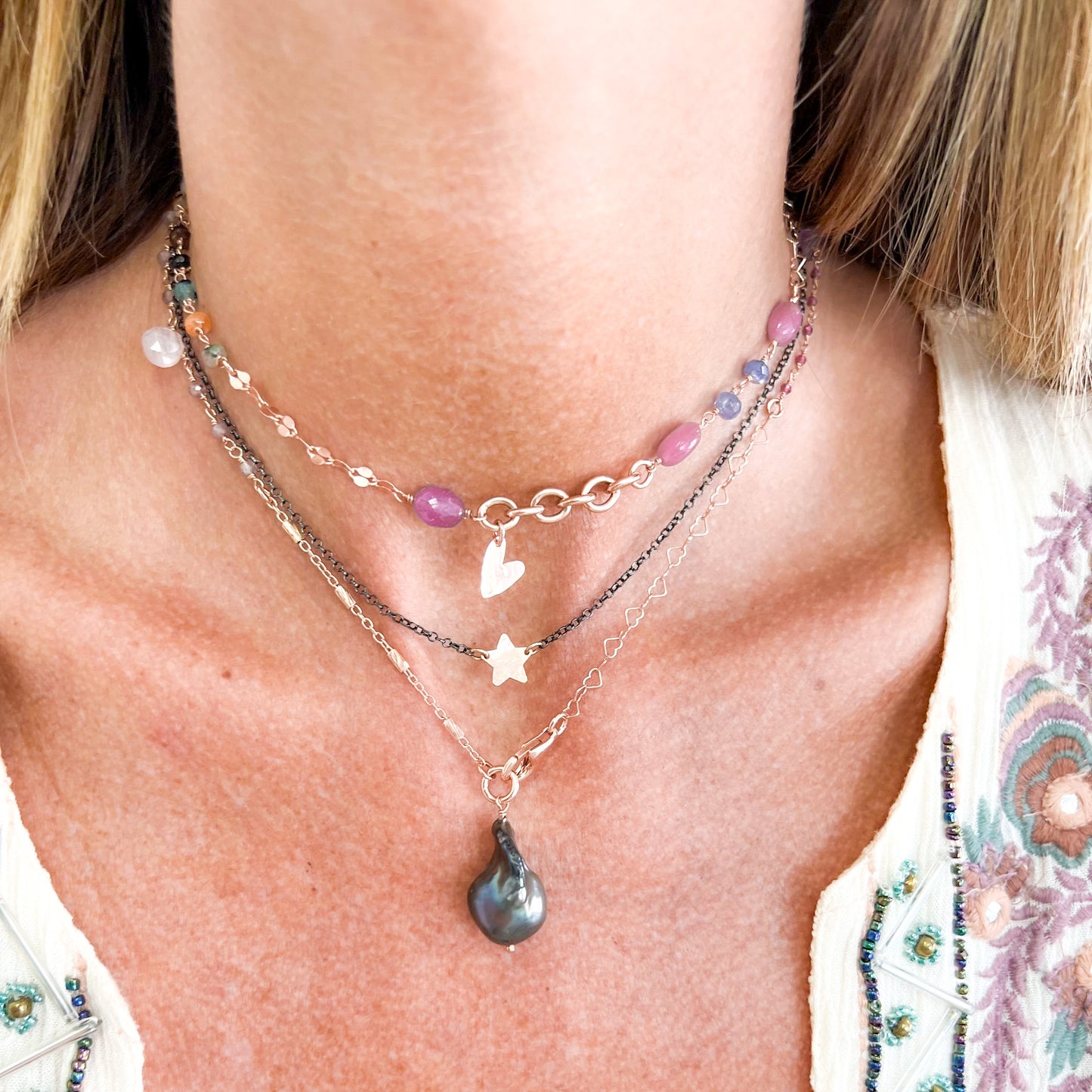 Collana lunga trasformabile con cristalli multicolore e catene multiforme con perla barocca nera pendente — Argento 925 rosé Pezzo unico - Lumiere Bijoux