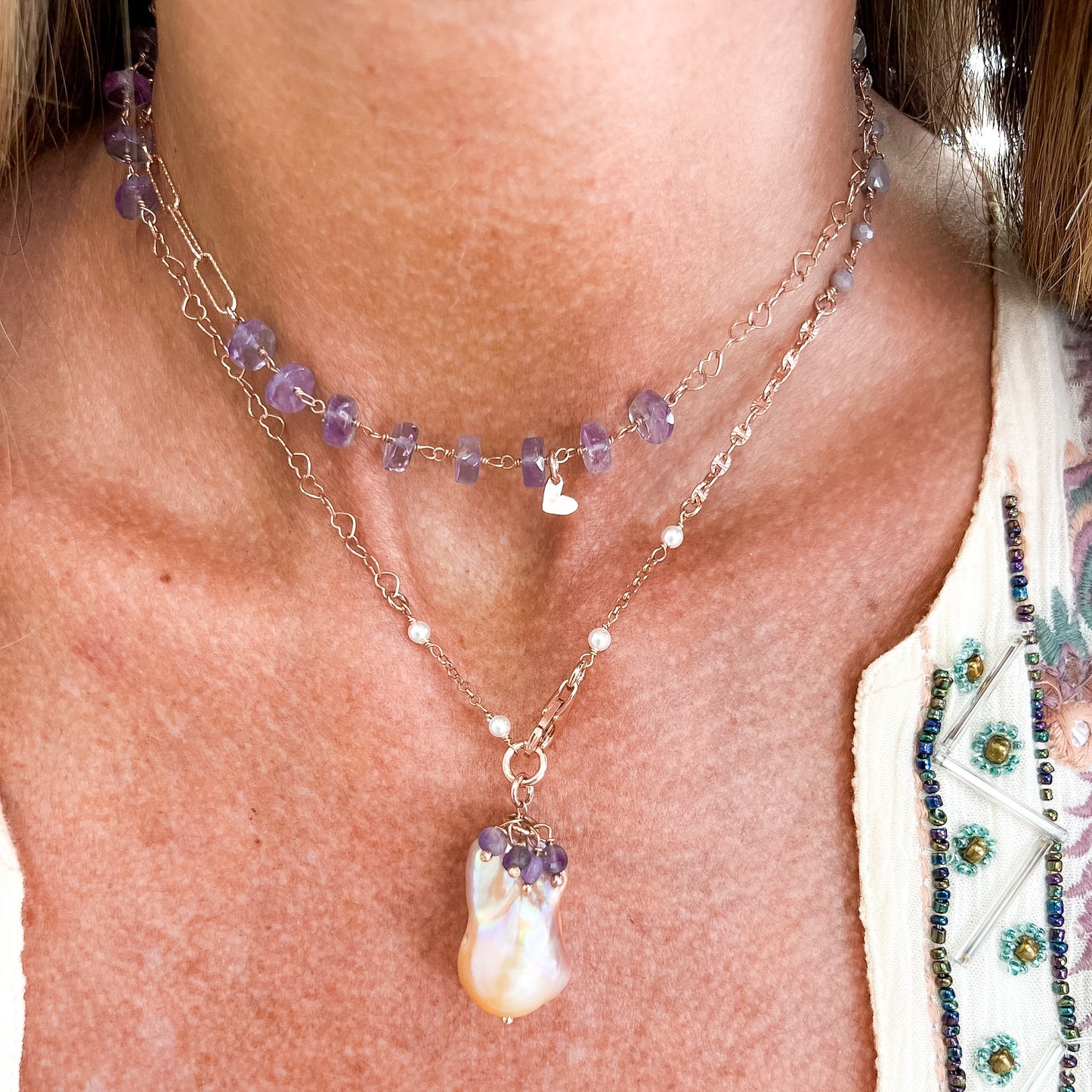Collana lunga trasformabile con cristalli rondella lilla e catene multiforme con perla barocca pendente — Argento 925 rosé Pezzo unico - Lumiere Bijoux