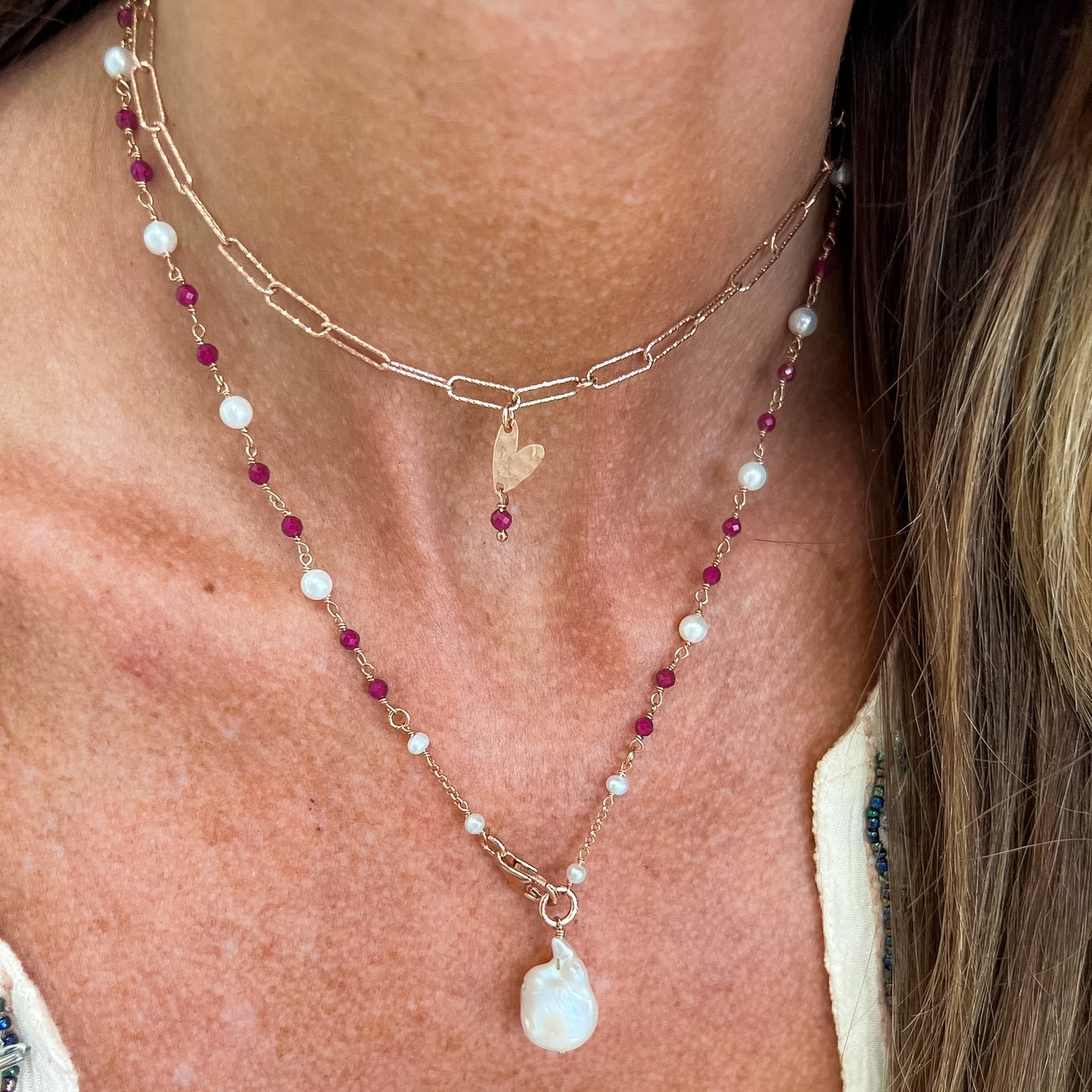 Collana lunga trasformabile cristalli fragola e perle con perla barocca bianca pendente e catena sushi e cuore battuto - Argento 925 rosé Pezzo unico - Lumiere Bijoux