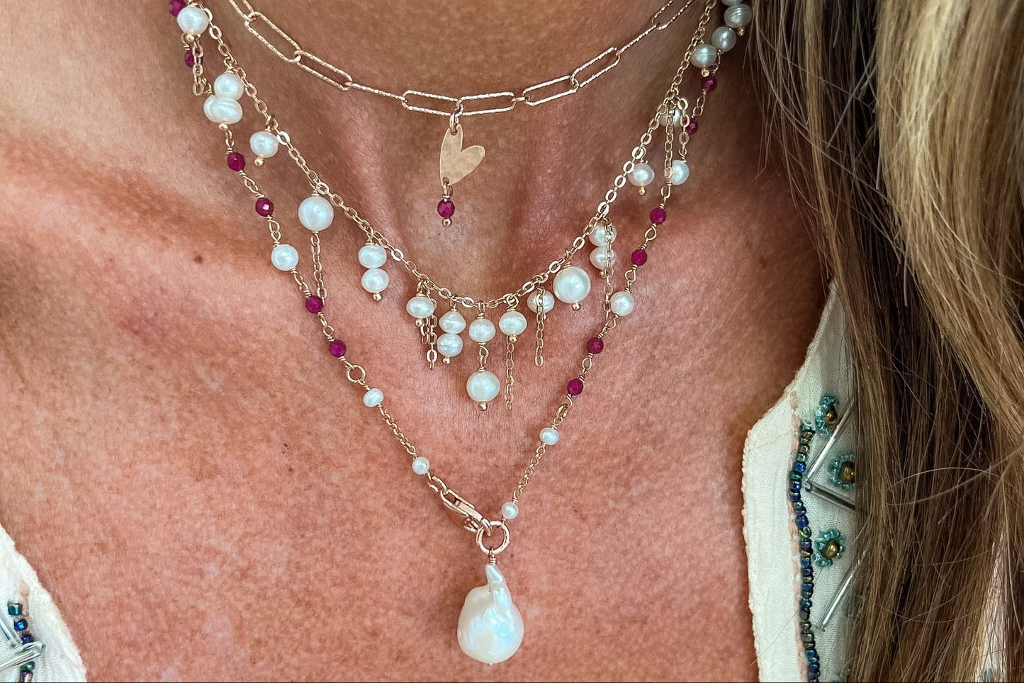 Collana lunga trasformabile cristalli fragola e perle con perla barocca bianca pendente e catena sushi e cuore battuto - Argento 925 rosé Pezzo unico - Lumiere Bijoux