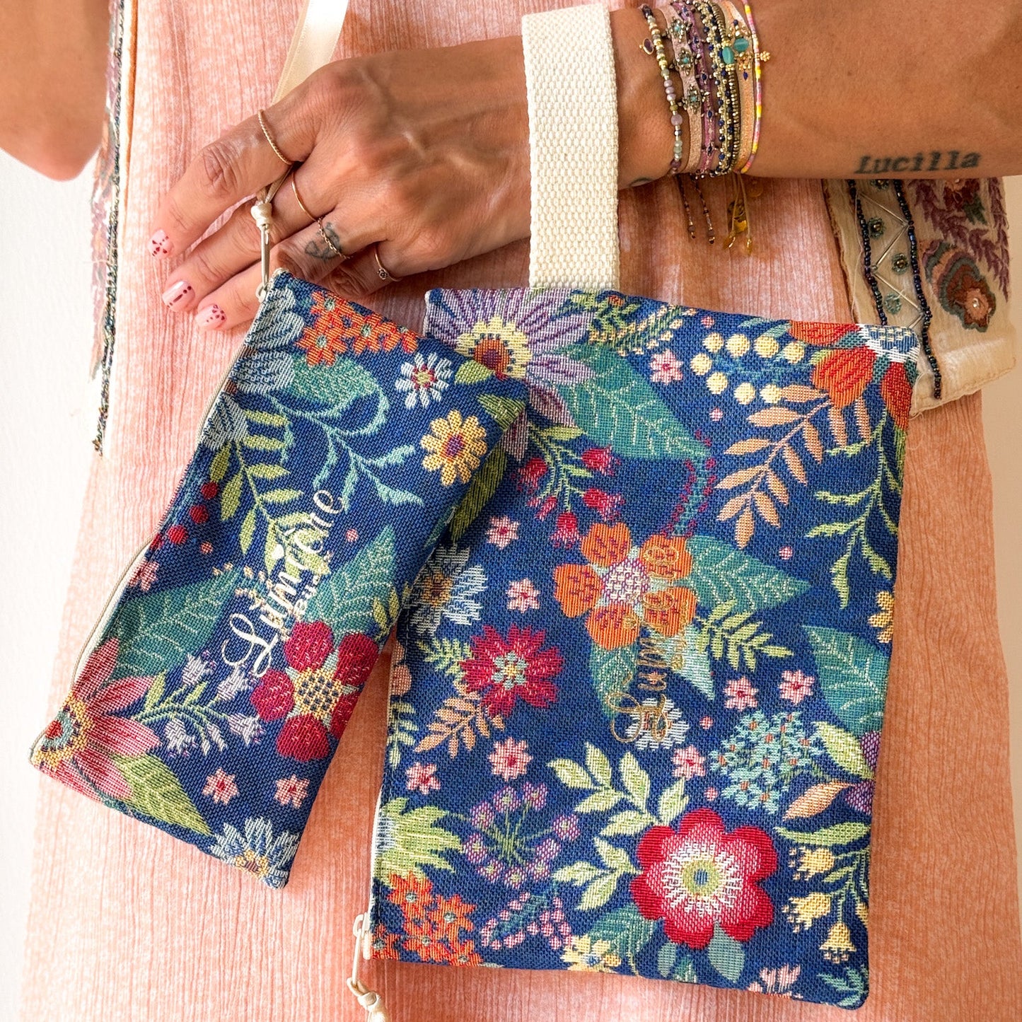 Pochette Grande con fascia fiori base blu