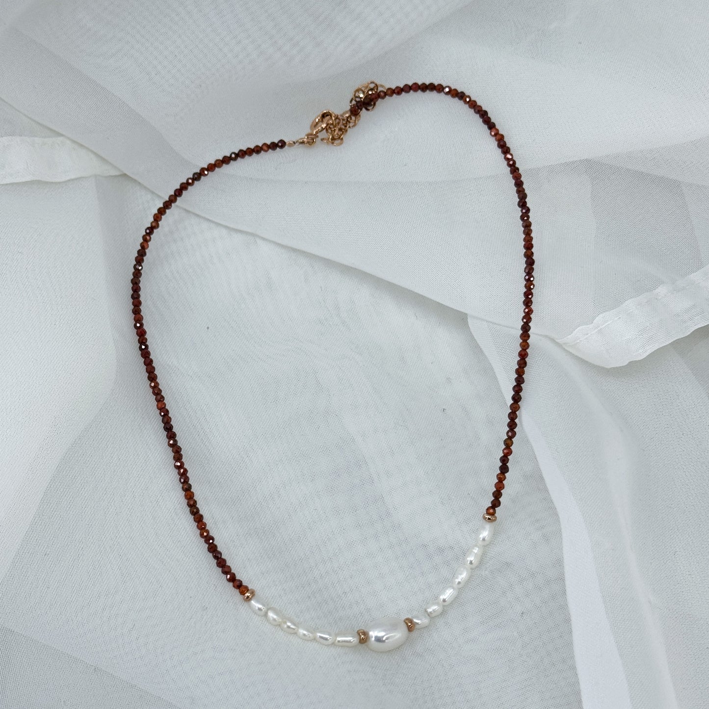 Collana cristalli ambrati con mezzaluna perle risino e perla centrale da 0.8cm