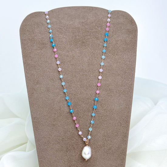 Collana cristalli multicolore azzurro, blu rosa e cipria con perla barocca pendente Summer love