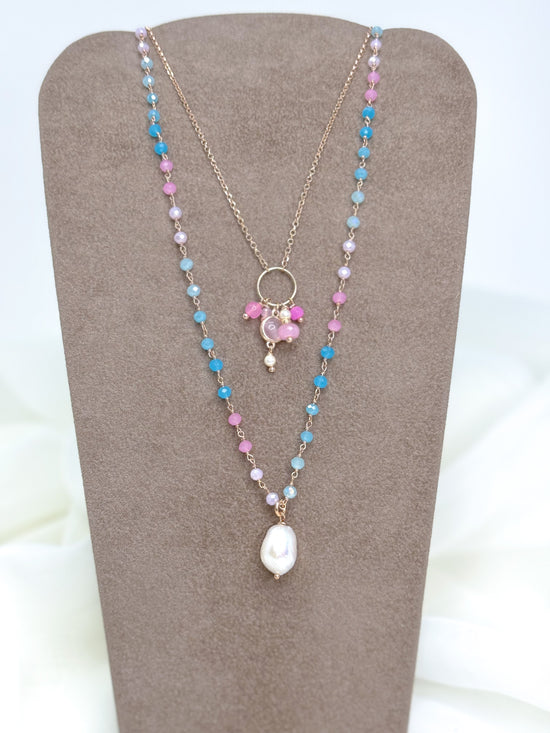 Collana cristalli multicolore azzurro, blu rosa e cipria con perla barocca pendente Summer love