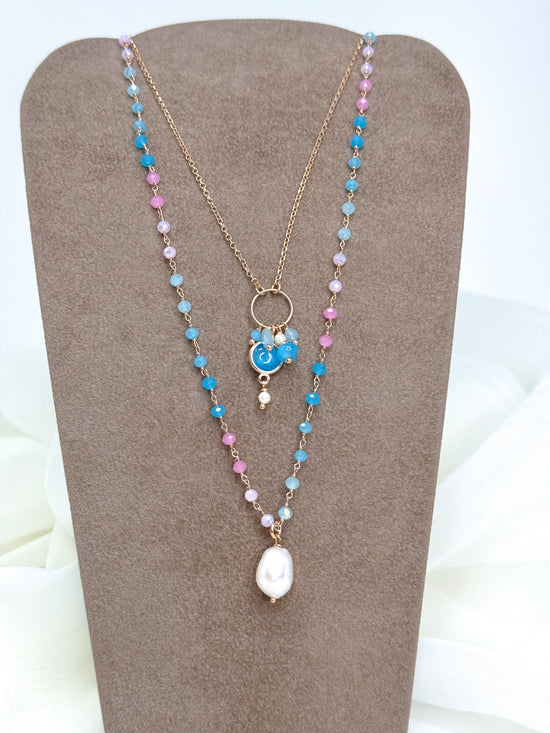 Collana cristalli multicolore azzurro, blu rosa e cipria con perla barocca pendente Summer love