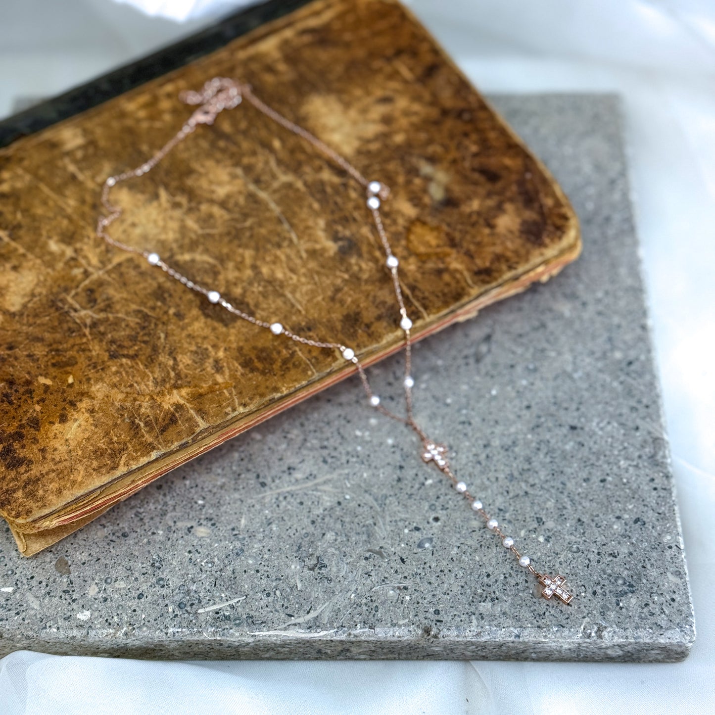 Collana rosario micro perle con croce di zirconi centrale e pendente finale - Lumiere Bijoux