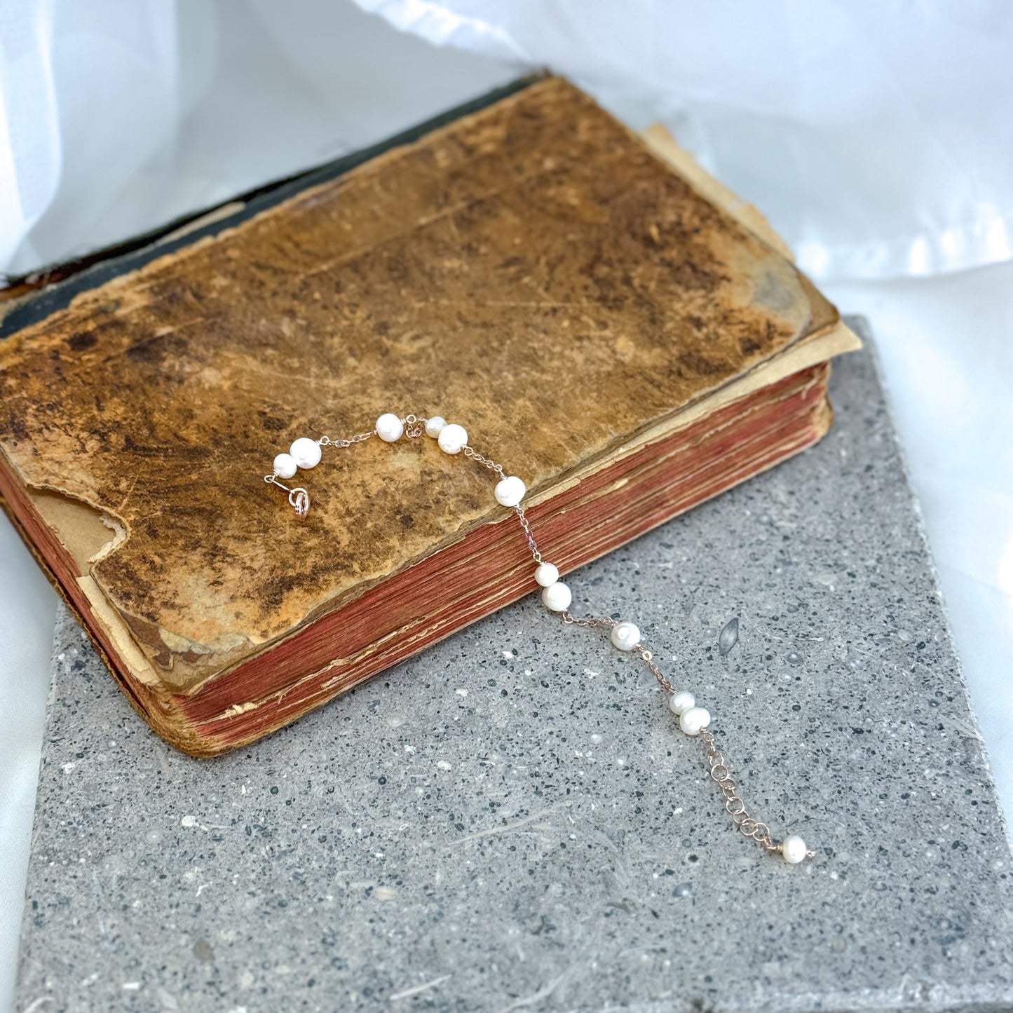 Bracciale catena rolò alternato da perle bianche multiforme - Lumiere Bijoux