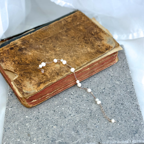 Bracciale catena rolò alternato da perle bianche multiforme - Lumiere Bijoux