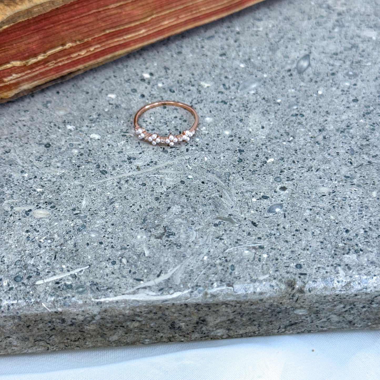 Anello fedina micro margherite di perle - Lumiere Bijoux