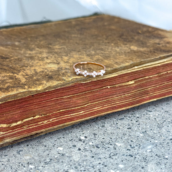 Anello fedina micro margherite di perle - Lumiere Bijoux