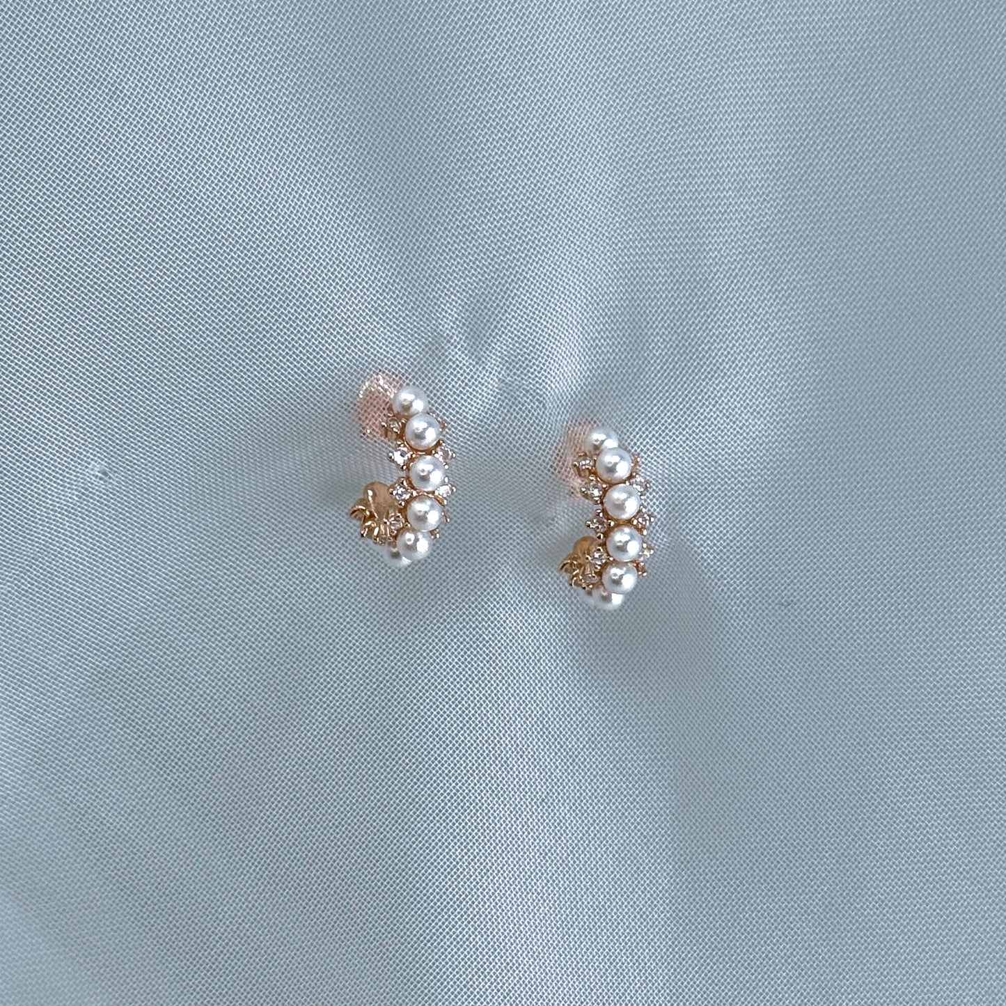 Coppia orecchini semicerchio microperle centrali e zirconi ai lati - Lumiere Bijoux