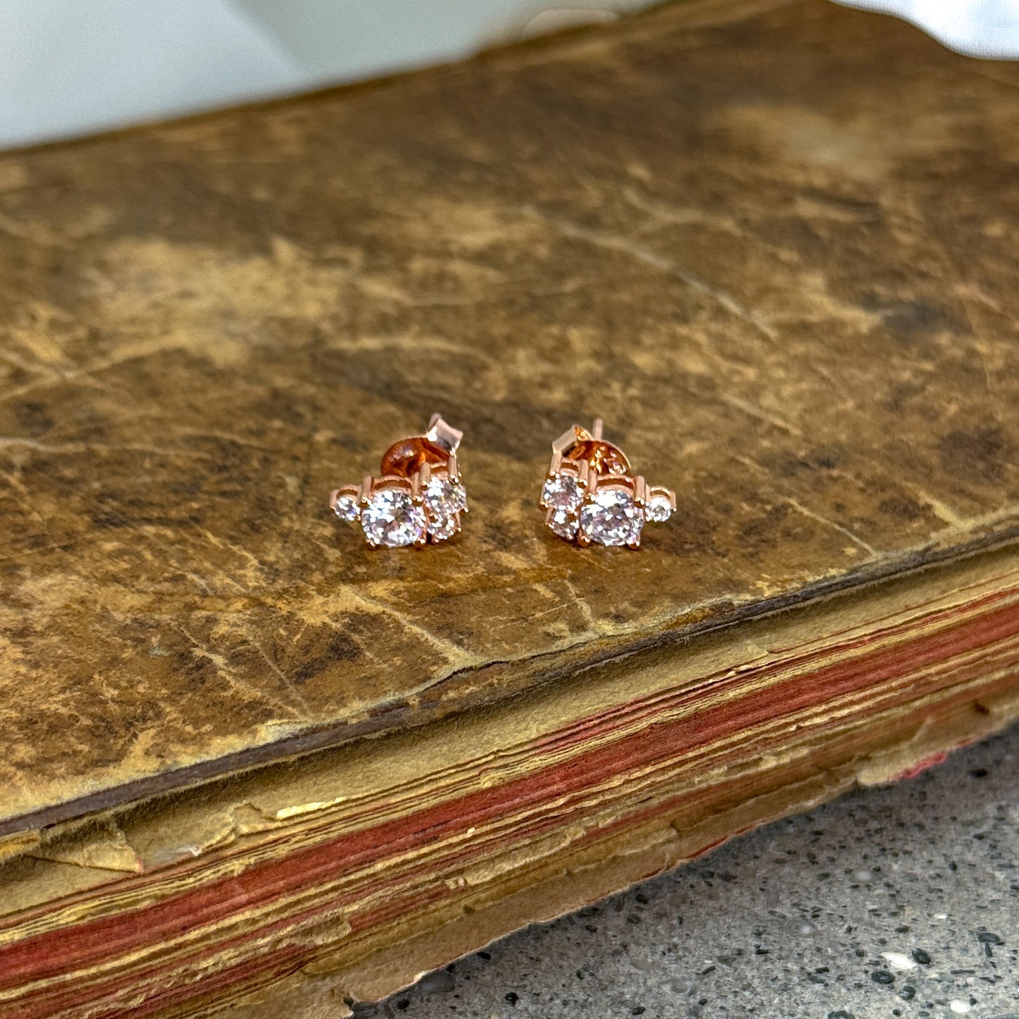 Coppia orecchini a lobo con 4 zirconi multiforme - Lumiere Bijoux