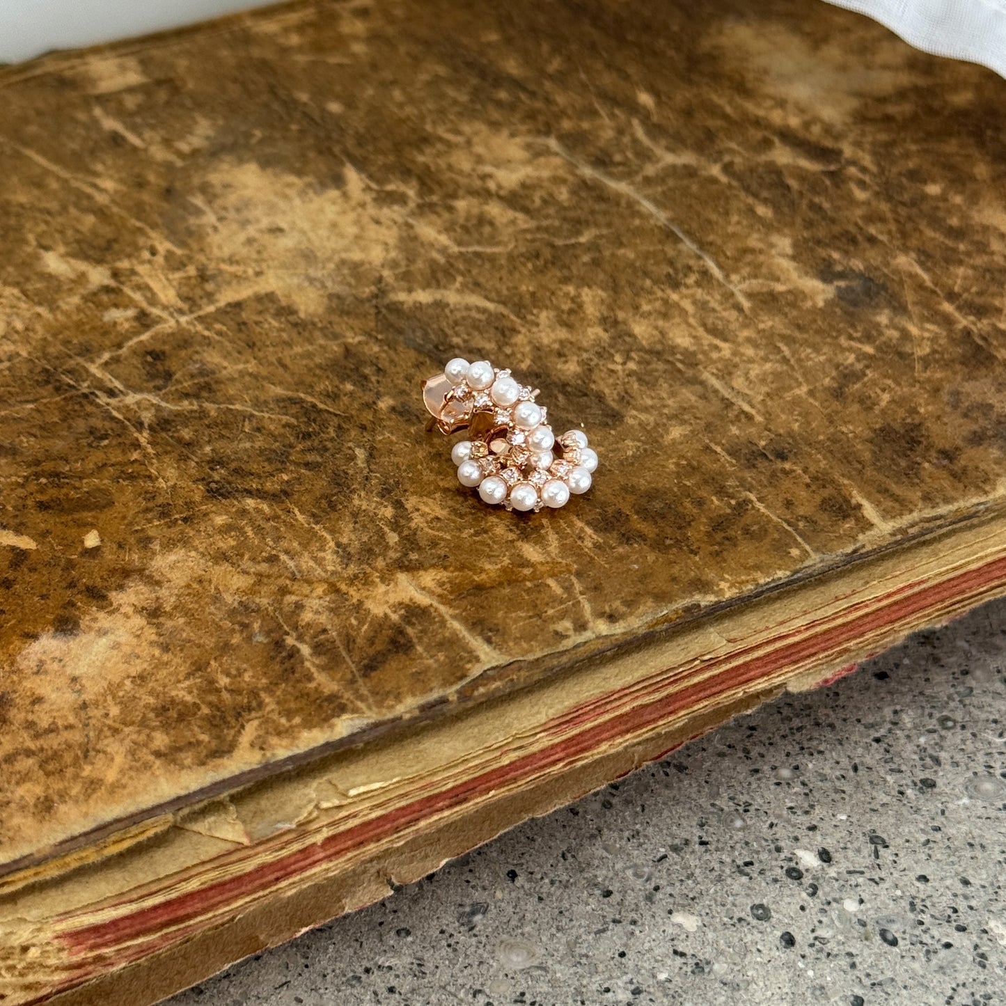 Coppia orecchini semicerchio microperle centrali e zirconi ai lati - Lumiere Bijoux