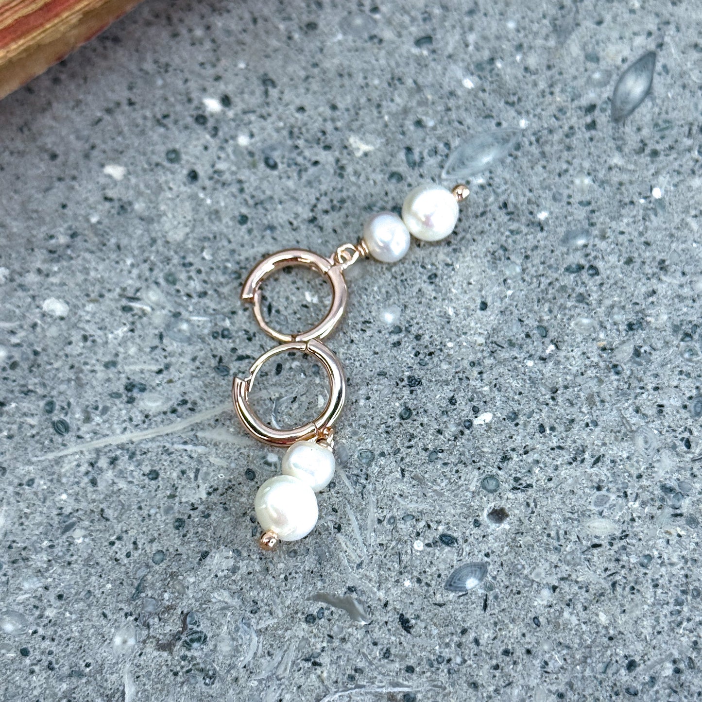 Coppia orecchini cerchietto con doppia perla bianca pendente argento rosé - Lumiere Bijoux