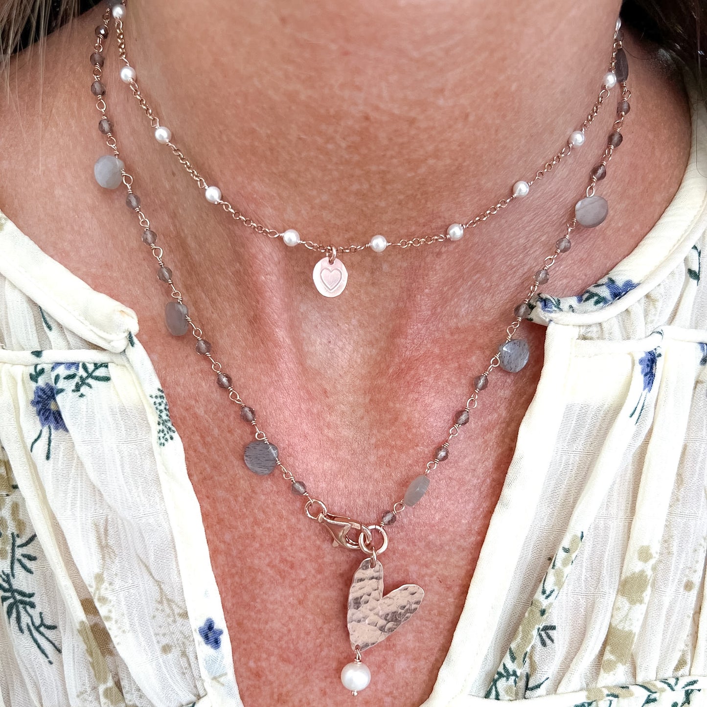 Collana lunga trasformabile cm 75 argento rosé cristalli e pietre soggetto battuto e perla naturale pendente - Lumiere Bijoux