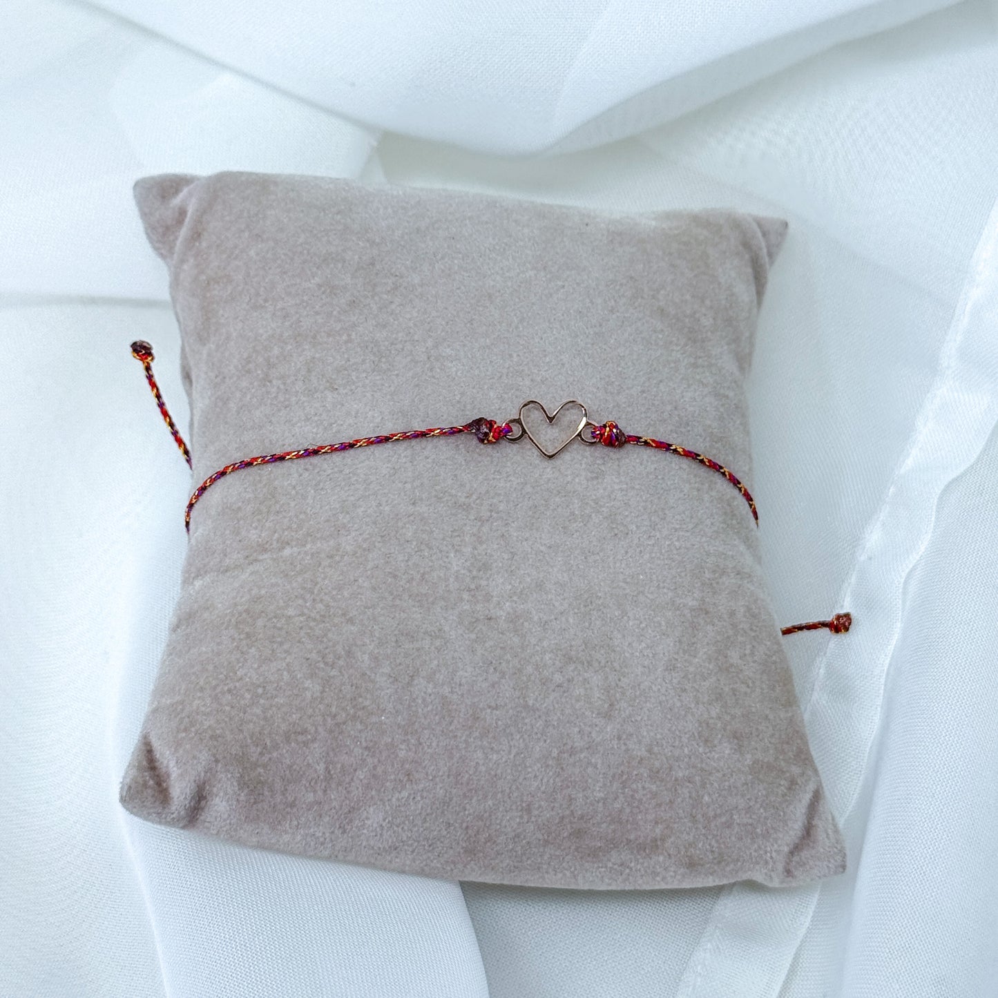 Bracciale cordino regolabile colorato cuore vuoto Mykonos in linea - Lumiere Bijoux