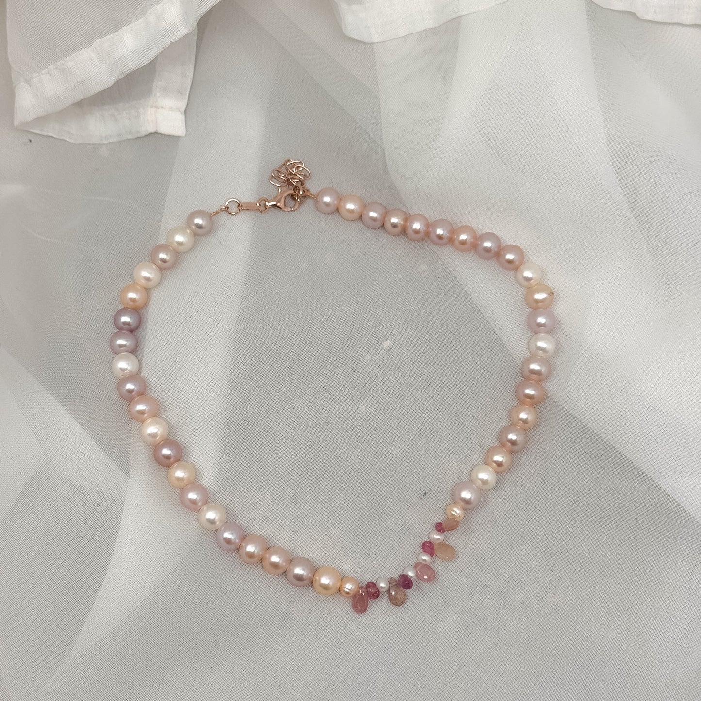Collana perle tonde bianche rosa e lilla e zaffiri rosa - PU101 - Lumiere Bijoux