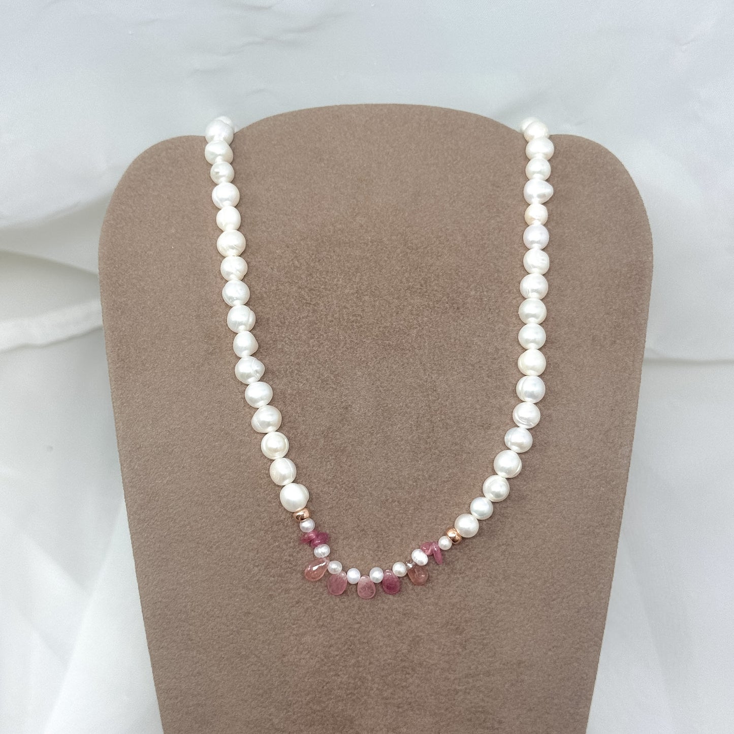 Collana perle tonde bianche e zaffiri rosa - PU104 - Lumiere Bijoux