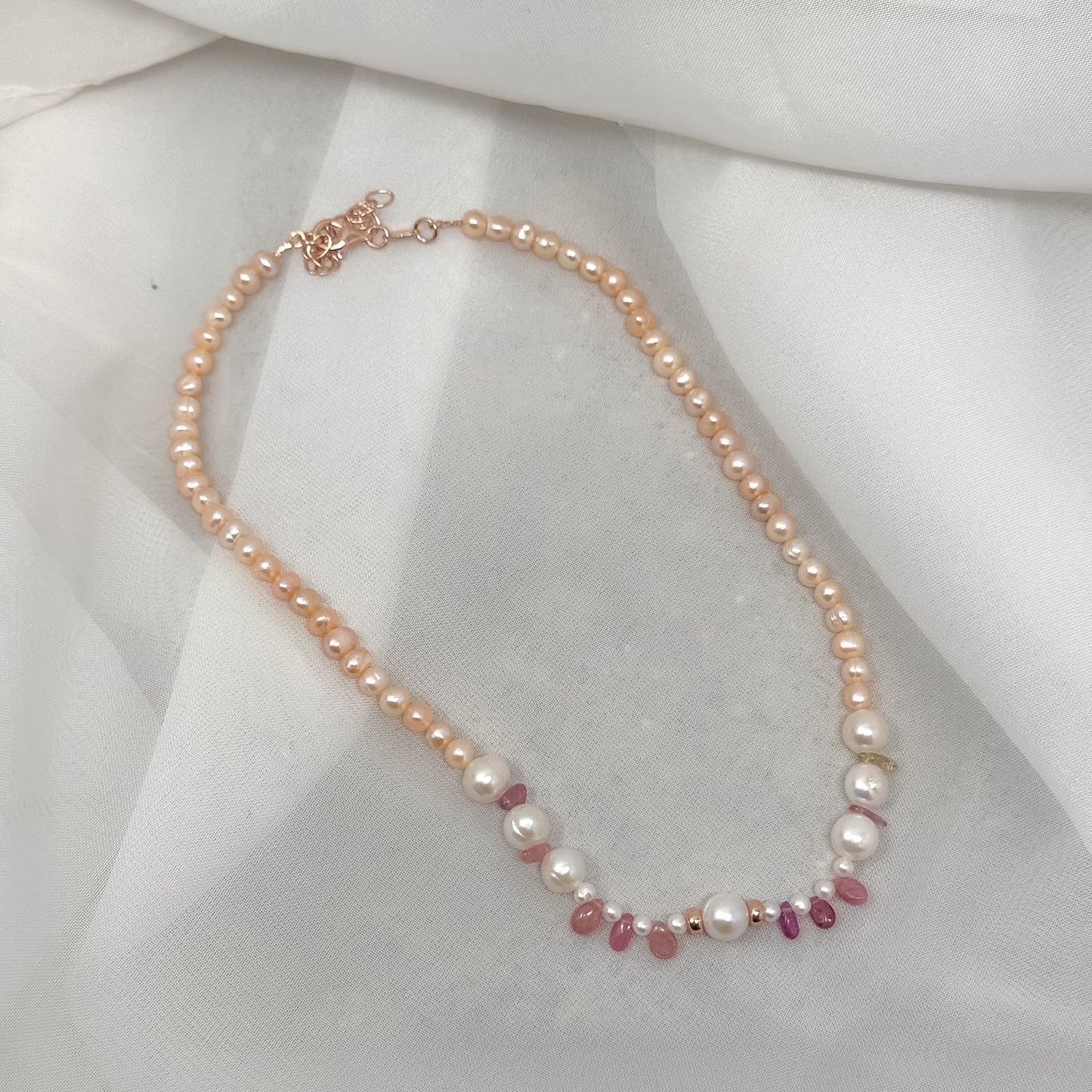 Collana perle tonde bianche e rosa e zaffiri rosa - PU105 - Lumiere Bijoux