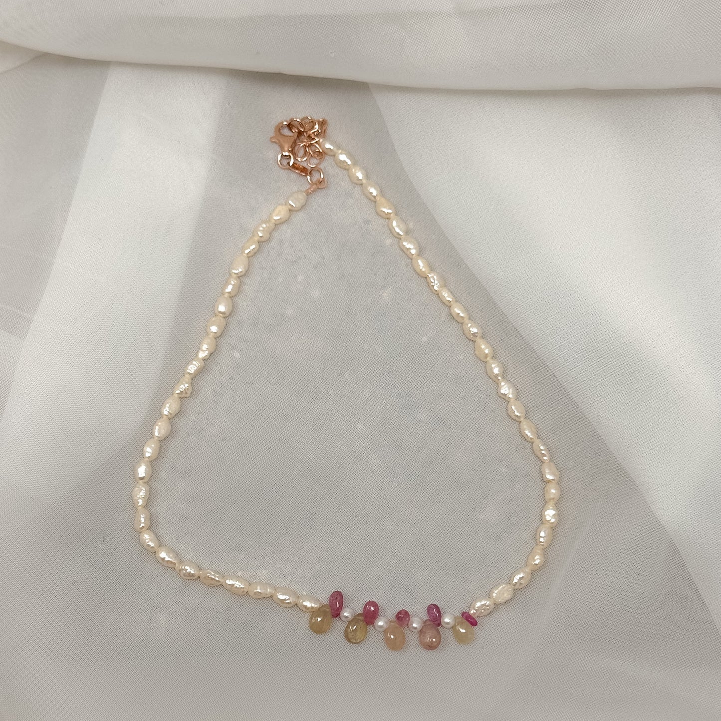 Collana perle risino bianche e zaffiri rosa e verdi - PU107 - Lumiere Bijoux