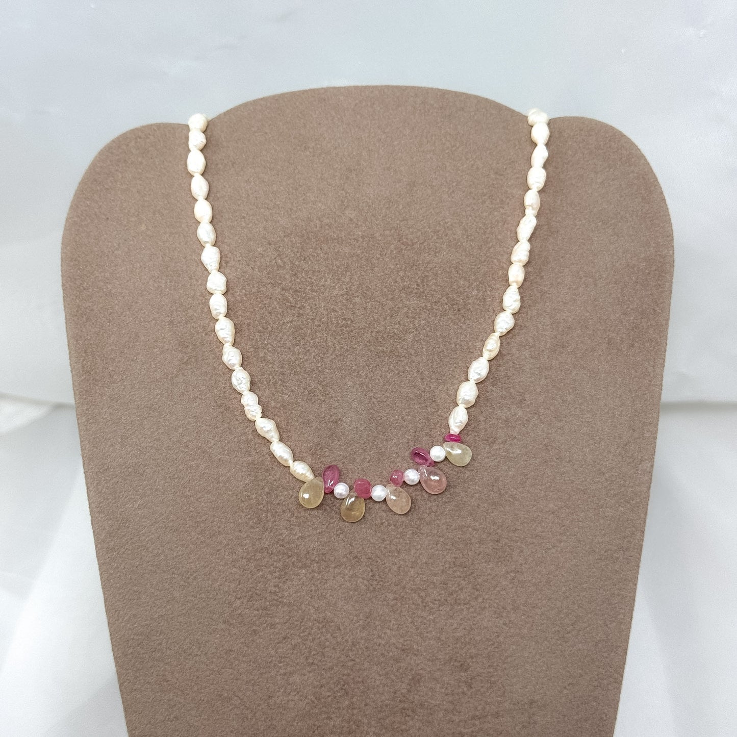 Collana perle risino bianche e zaffiri rosa e verdi - PU107 - Lumiere Bijoux