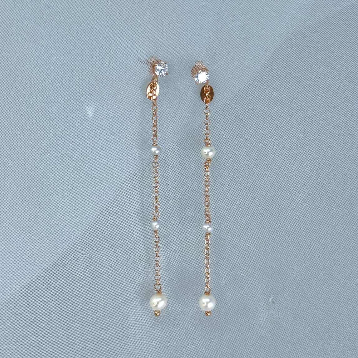 Coppia orecchini catenelle pendenti con tris perle e punto luce a lobo - Lumiere Bijoux