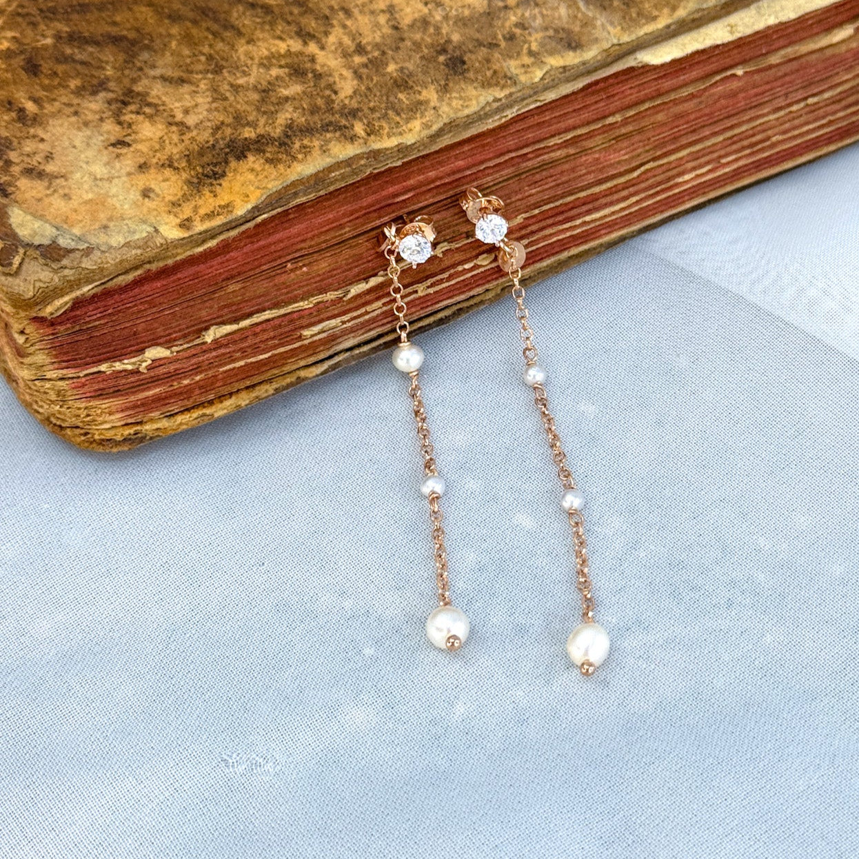 Coppia orecchini catenelle pendenti con tris perle e punto luce a lobo - Lumiere Bijoux