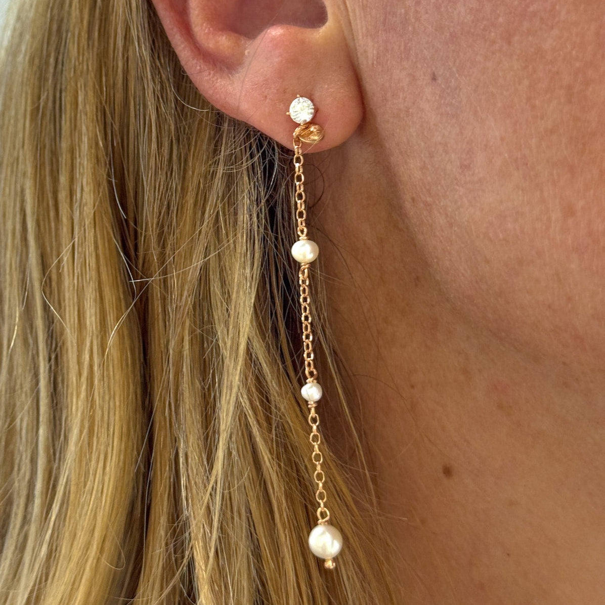 Coppia orecchini catenelle pendenti con tris perle e punto luce a lobo - Lumiere Bijoux