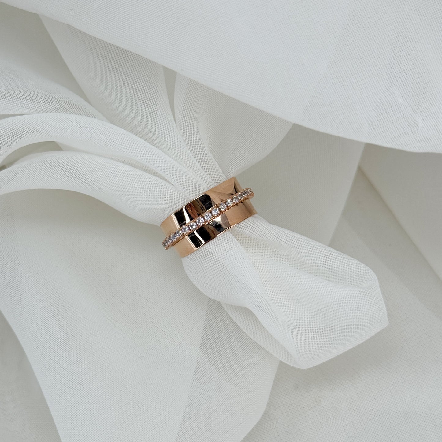 Anello fascia con striscia centrale zirconi - Lumiere Bijoux