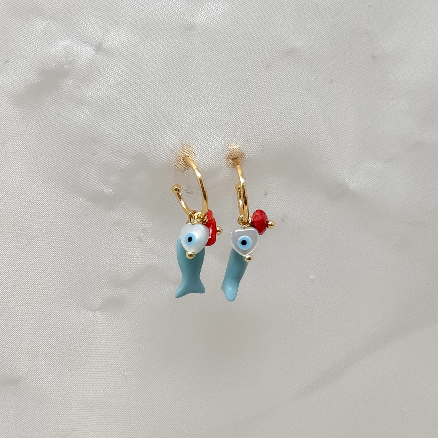 Coppia orecchini cerchio AmAr con pesce corallo e occhio a cuore - Lumiere Bijoux