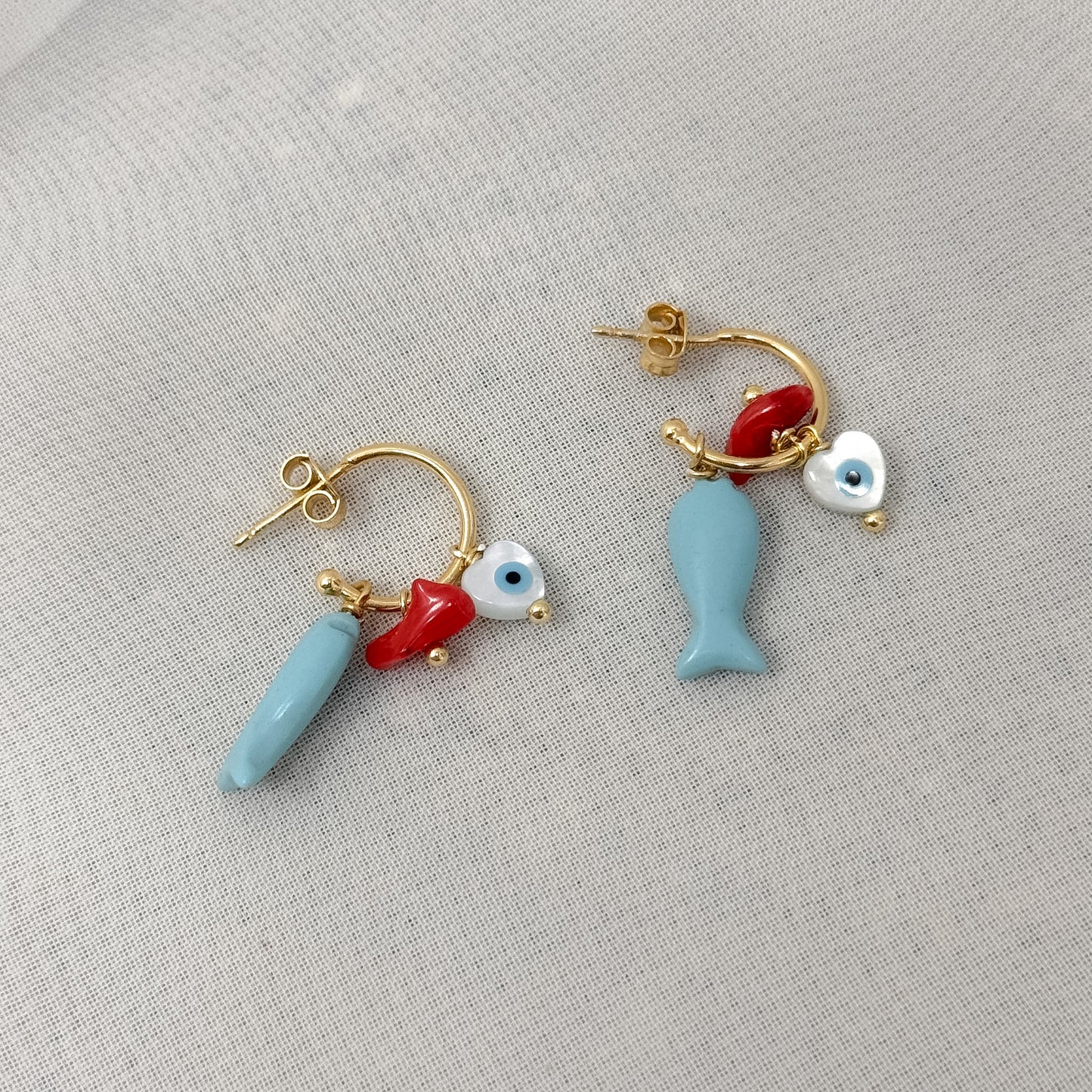 Coppia orecchini cerchio AmAr con pesce corallo e occhio a cuore - Lumiere Bijoux