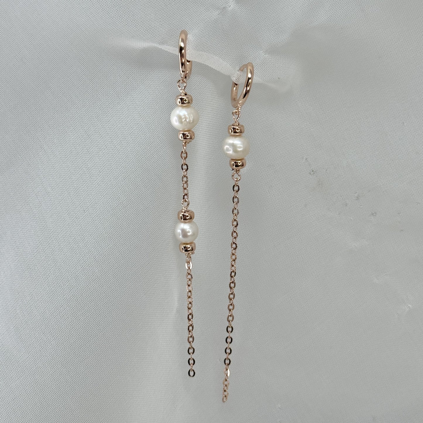 Coppia orecchini cerchietto con perle naturali e catena pendente - Lumiere Bijoux