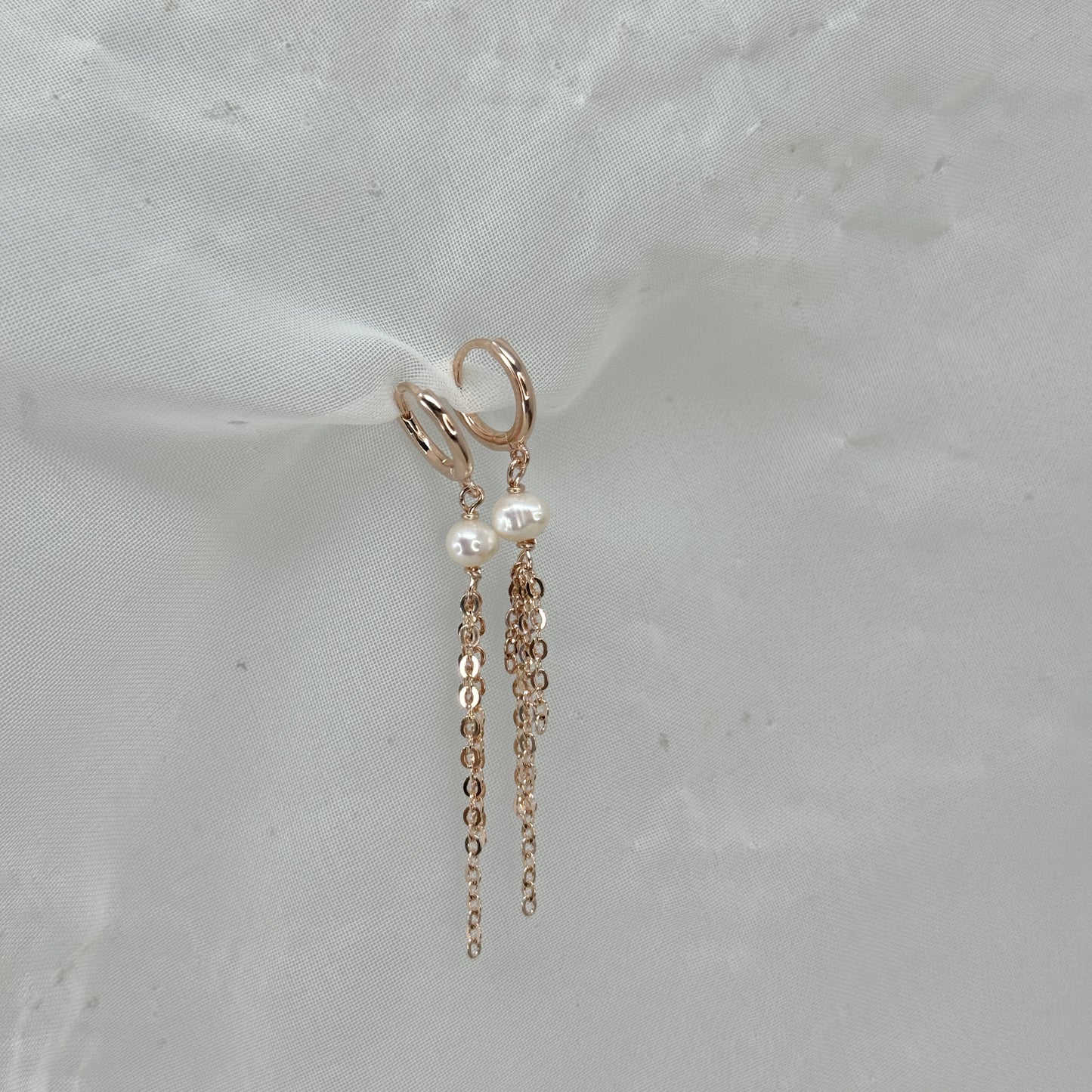 Coppia orecchini cerchietto con perle bianche o rosa naturali e catena pendente - Lumiere Bijoux